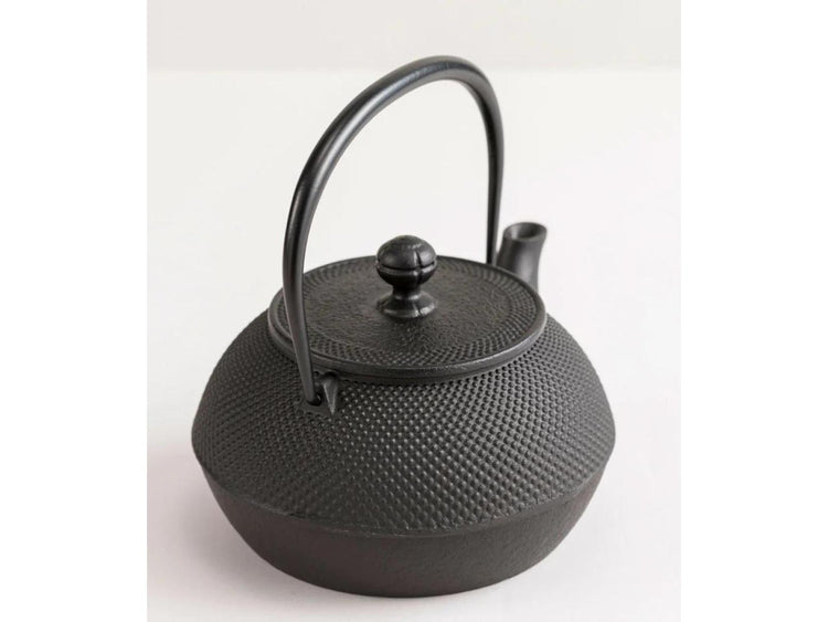 Iwachu Nambu Tekki Cast Iron Kettle – 0.9L “Arare” Pattern (Made in Japan, IH & Gas Compatible)