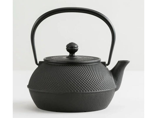 Iwachu Nambu Tekki Cast Iron Kettle – 0.9L “Arare” Pattern (Made in Japan, IH & Gas Compatible)