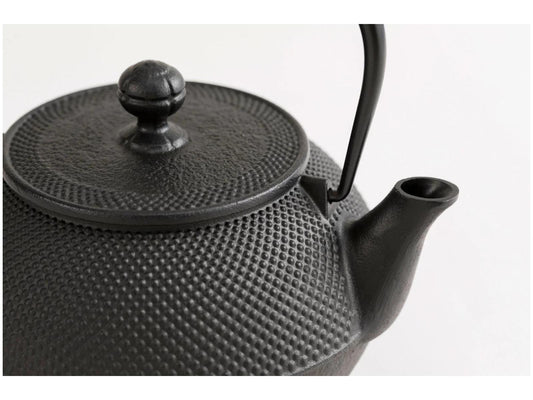 Iwachu Nambu Tekki Cast Iron Kettle – 0.9L “Arare” Pattern (Made in Japan, IH & Gas Compatible)